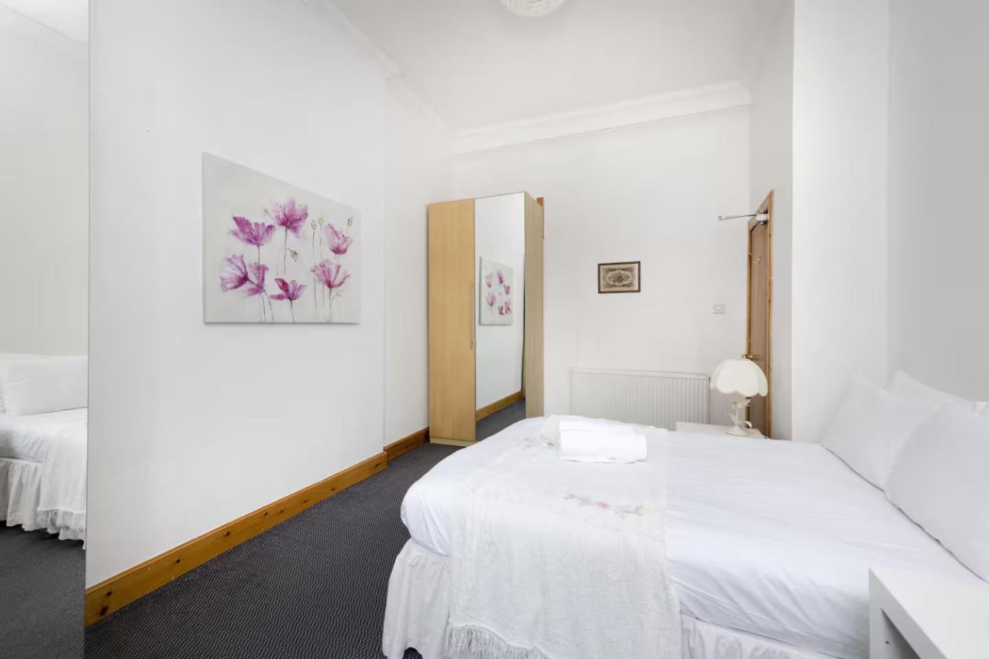Joivy 3 Bed Flat In Old Town, Close To Grassmarket 에든버러 외부 사진