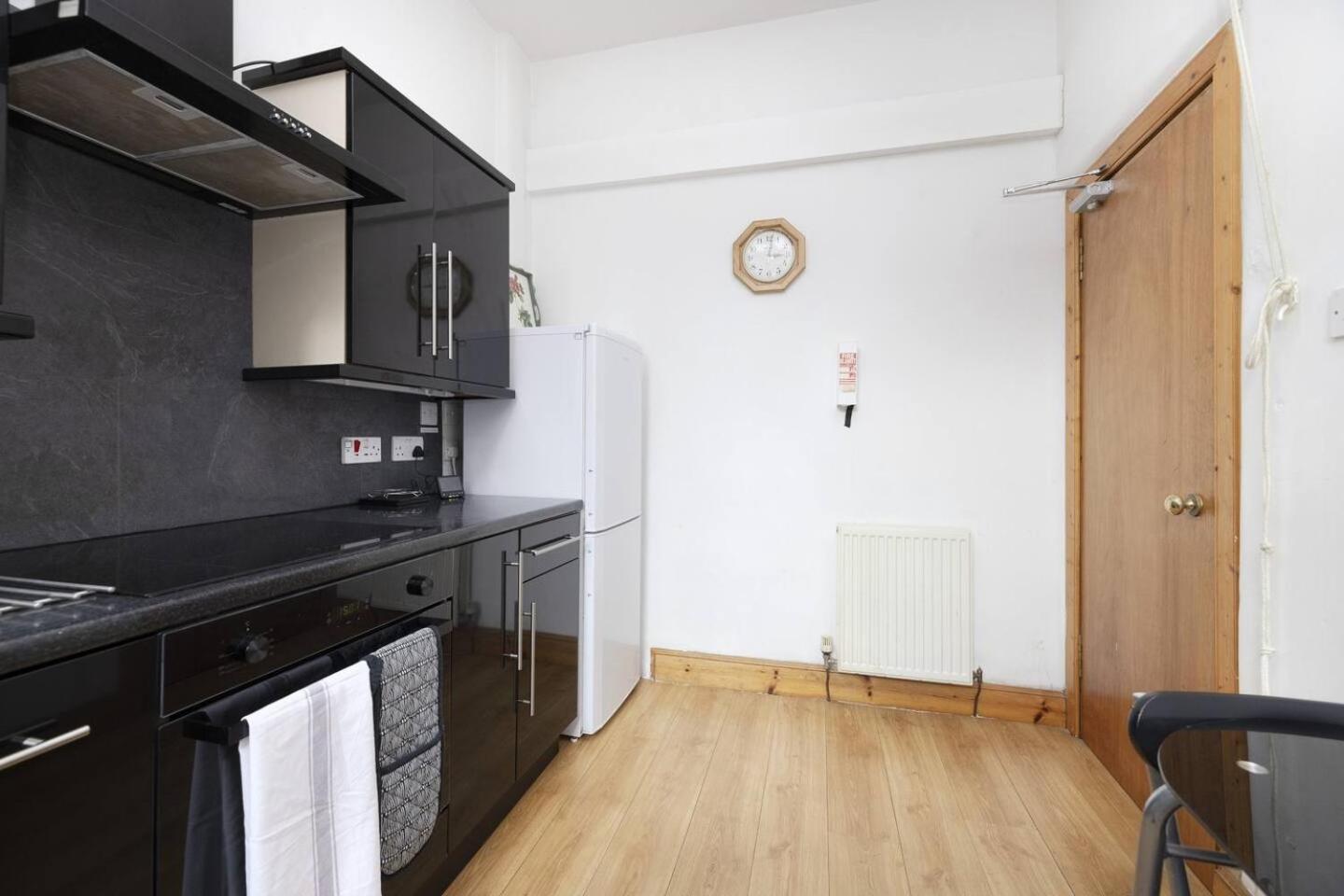 Joivy 3 Bed Flat In Old Town, Close To Grassmarket 에든버러 외부 사진
